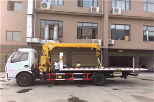 五大连池附近汽车轮胎更换